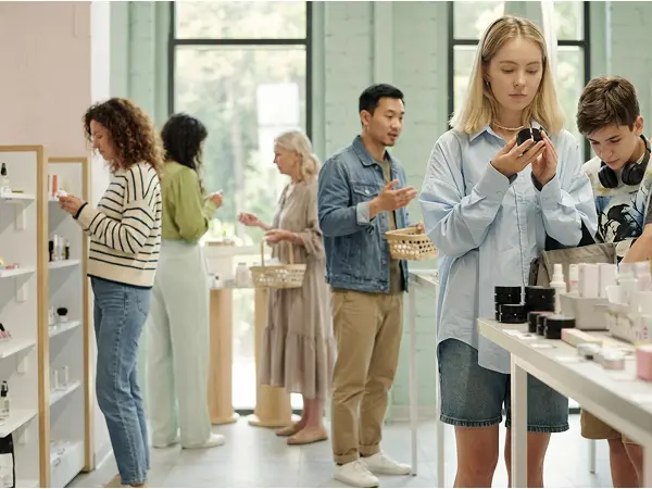 Des clients dans une boutique de cosmétiques