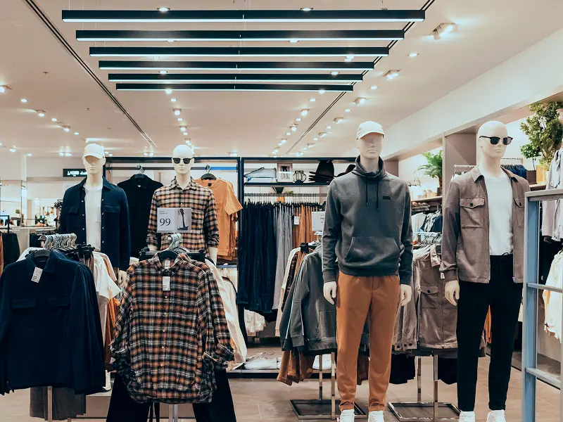 L'intérieur d'une boutique de mode avec des vêtements et des mannequins habillés