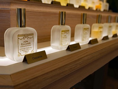 Une étagère avec des flacons de parfum