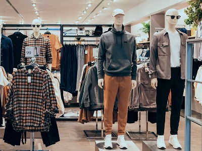 L'intérieur d'une boutique de mode avec des vêtements et des mannequins habillés
