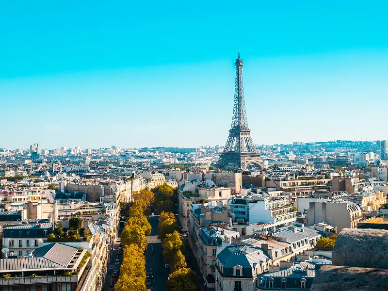 Une vue de la tour eiffel à Paris