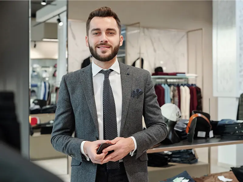 Un homme debout dans un magasin