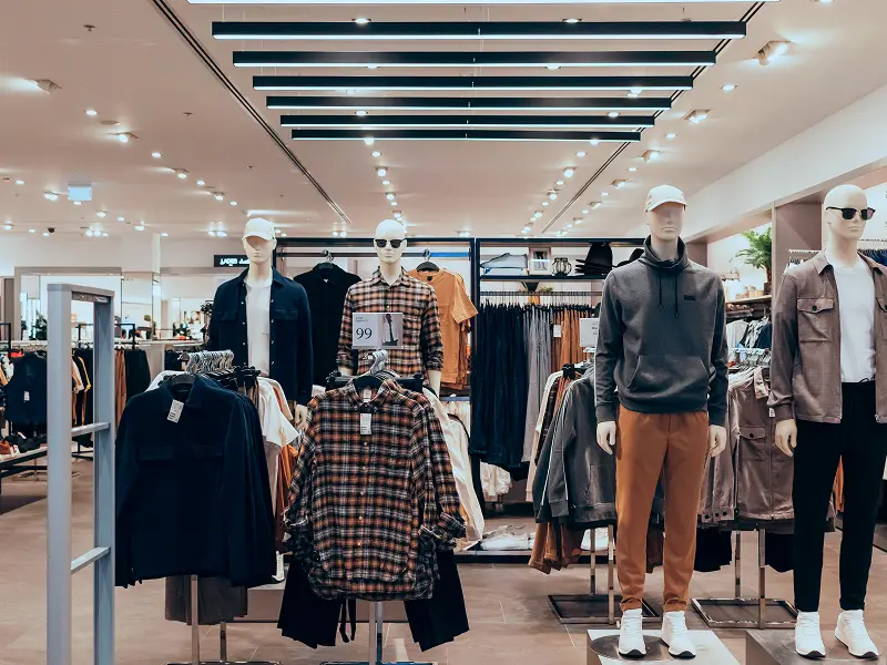 L'intérieur d'une boutique de mode avec des vêtements et des mannequins habillés