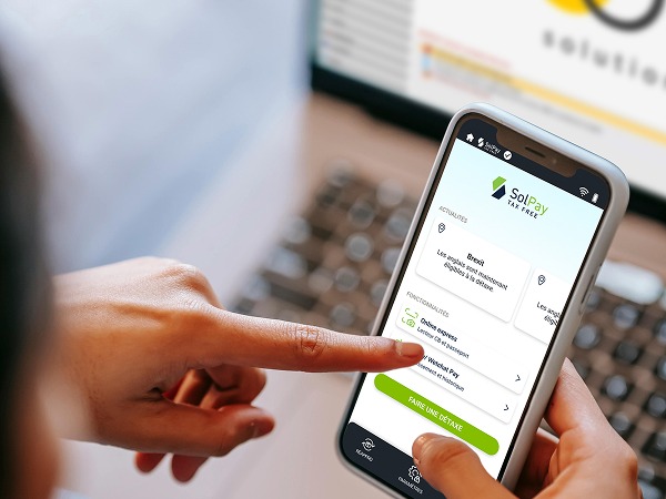 Zoom sur le téléphone d'une personne qui utilise le logiciel solpay