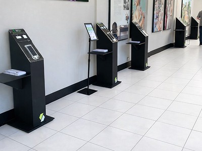 Des bornes solpay dans une pièce