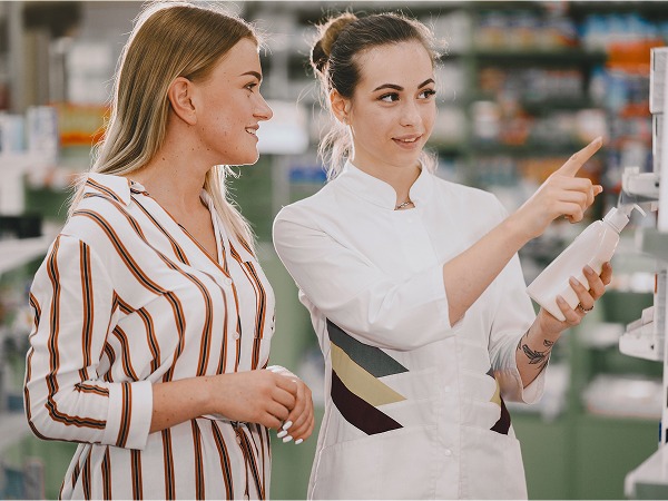 Une vendeuse qui conseille une femme sur les produits