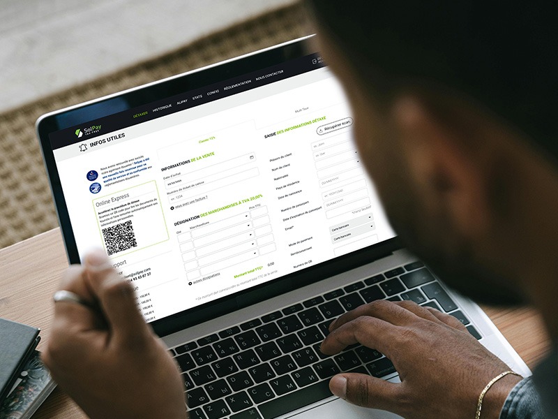 Une personne regardant son ordinateur sur lequel s'affiche le logiciel Solpay