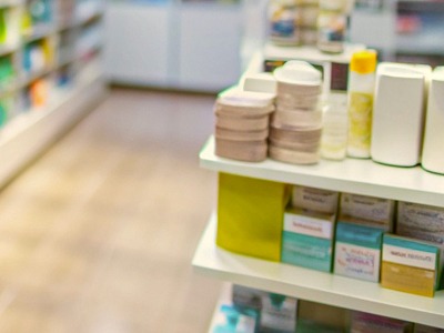 Zoom sur les produits exposés en pharmacie