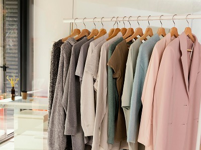 Gros plan sur les vêtements suspendus dans une boutique