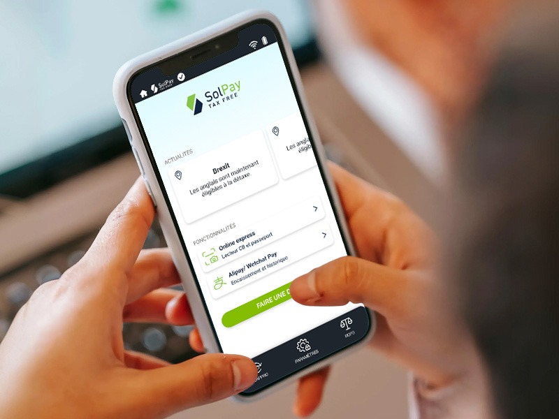 Zoom sur le téléphone d'une personne qui utilise le logiciel solpay