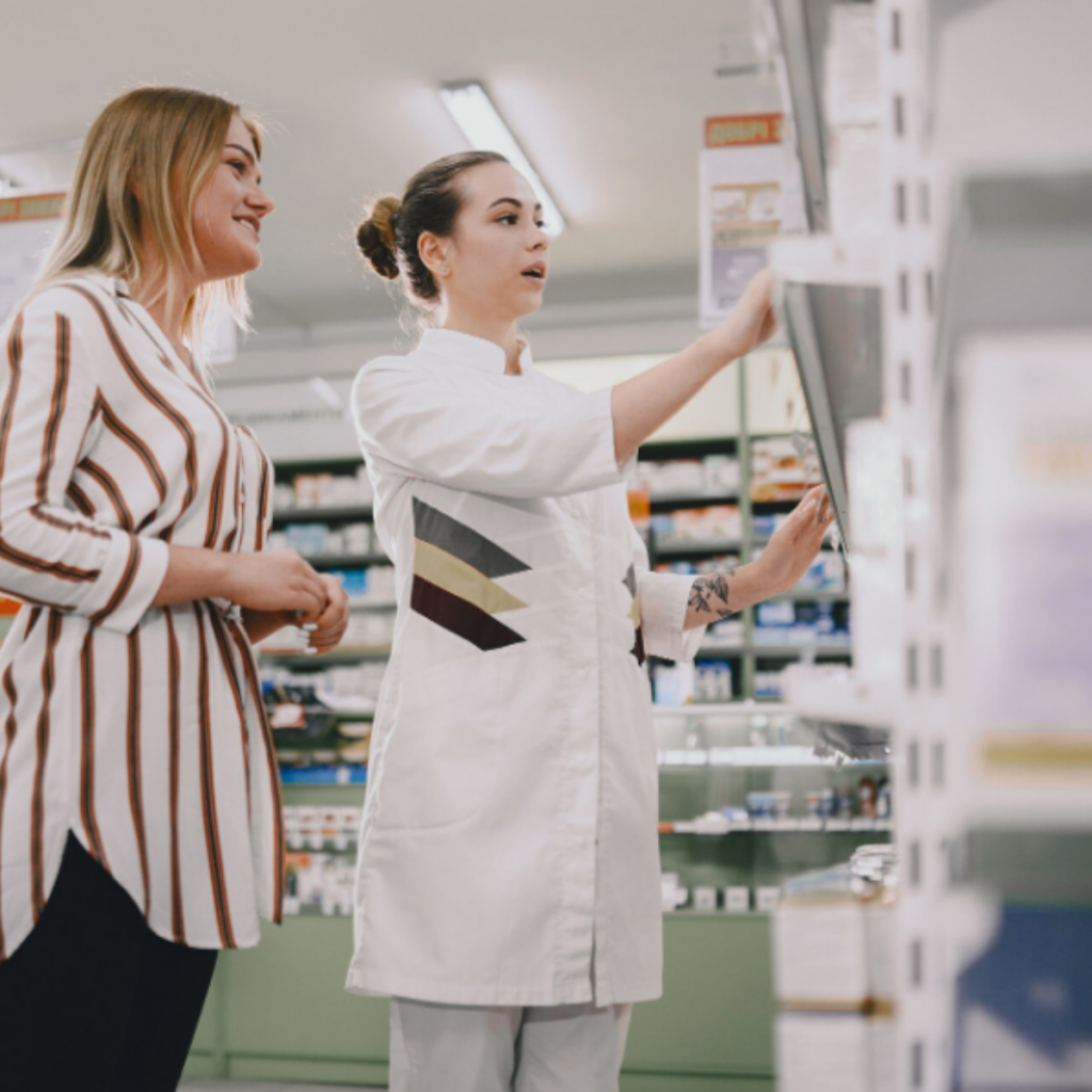 Pharmacienne avec une cliente